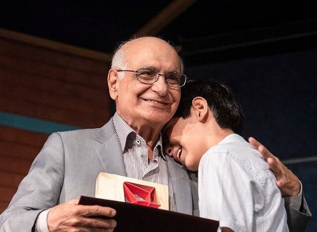 تحلیل زندگی و آثار هوشنگ مرادی کرمانی؛ نویسندهای تاثیرگذار در ادبیات کودک و نوجوان ایران با نگاهی واقعگرا، انسانی و ماندگار.